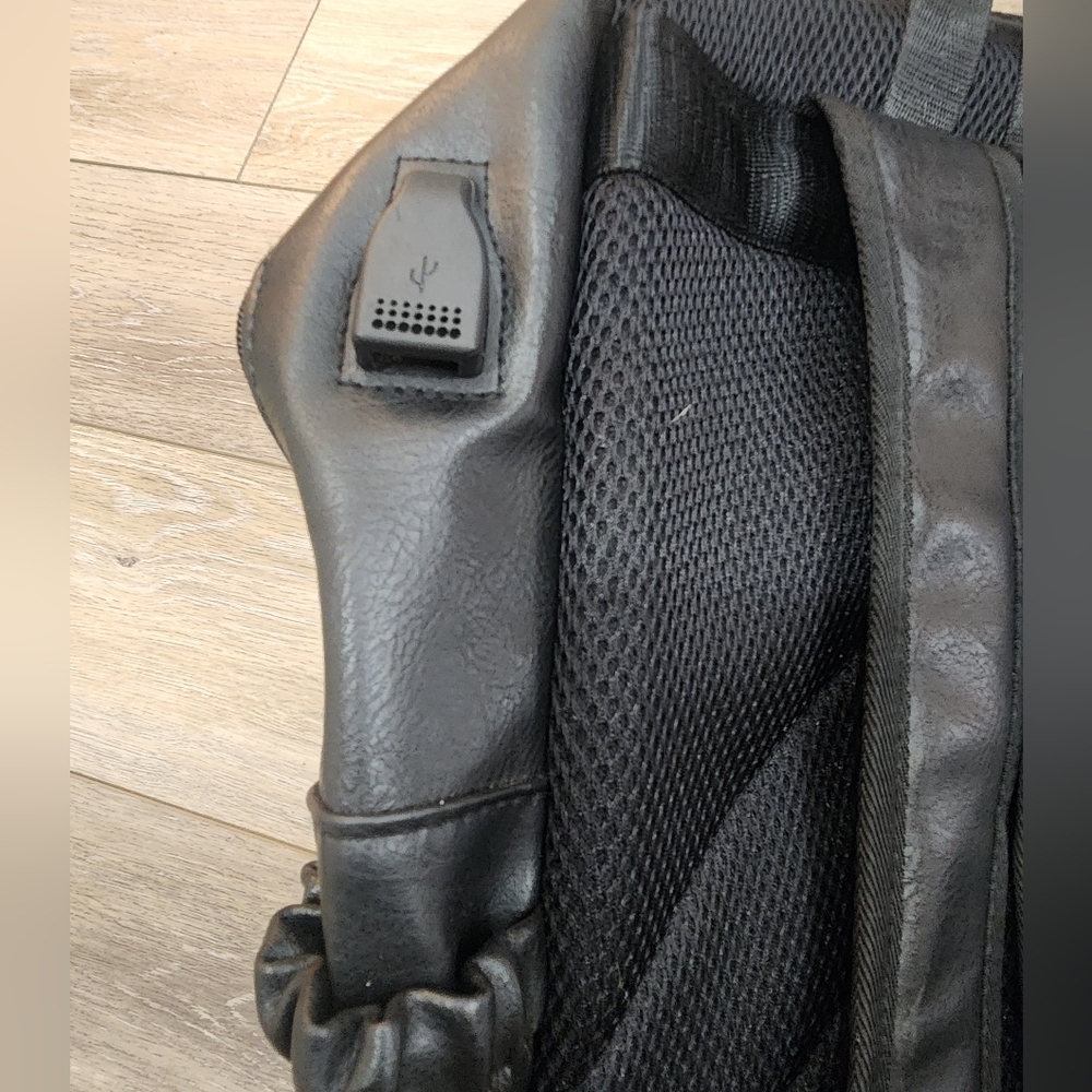 Jeep Vintage Black Leather Buluo Backpack for Men - Picture 12 of 13